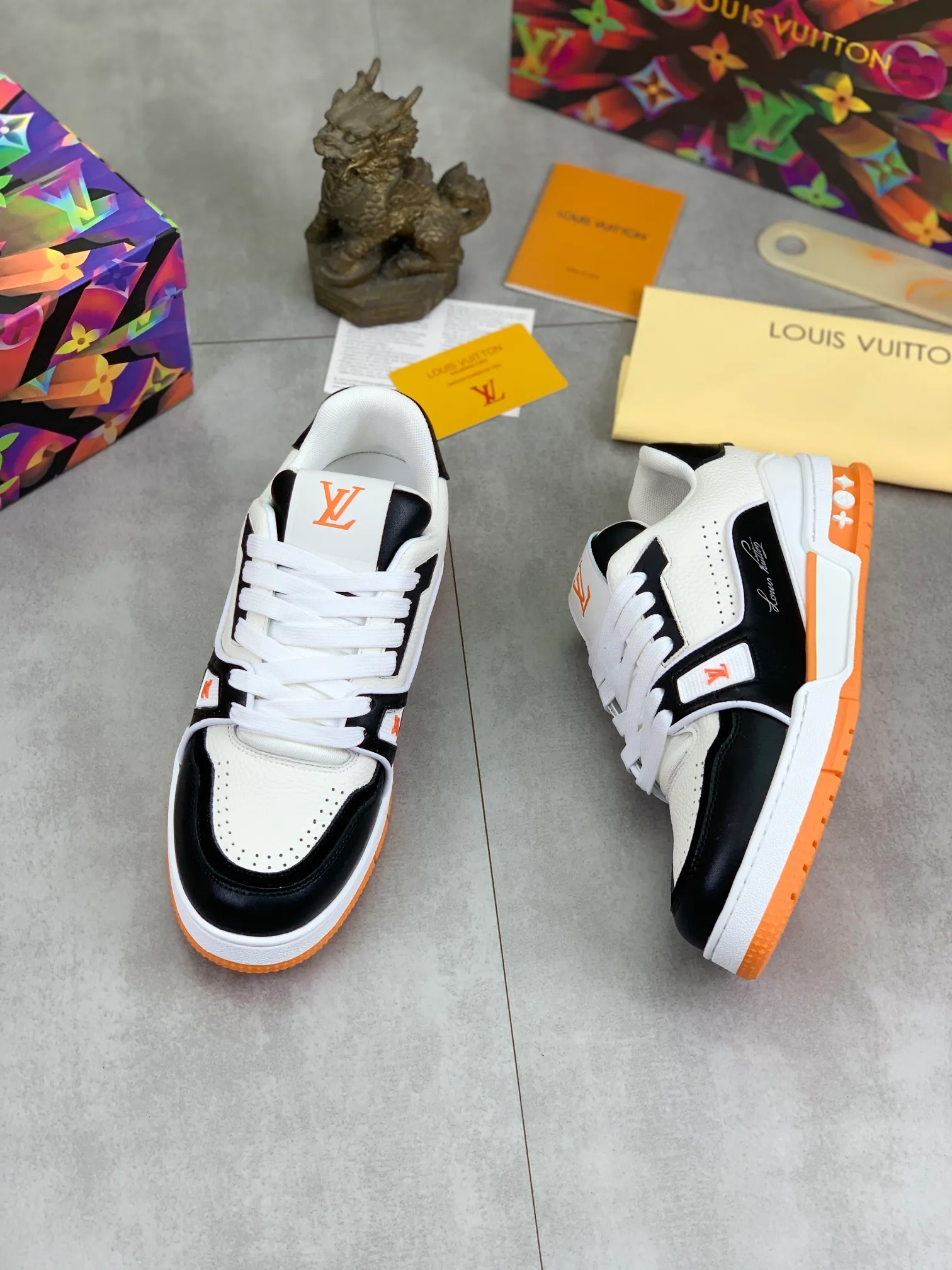 Men's shoes 💰P580 New style 💰💎💎Latest color High version 2025Louis*Vuitto* LV Traine Catwalk TRAINER outsole and fabric private model A shoe that definitely costs a lot of money and effort. This series was designed after the arrival of Vifgil. It is favored by many fans every season. Original TPU outsole Original packaging Men's size: 38-45 (46 can be customized) Color: 3️⃣ colors available (available from stock, super fast delivery)